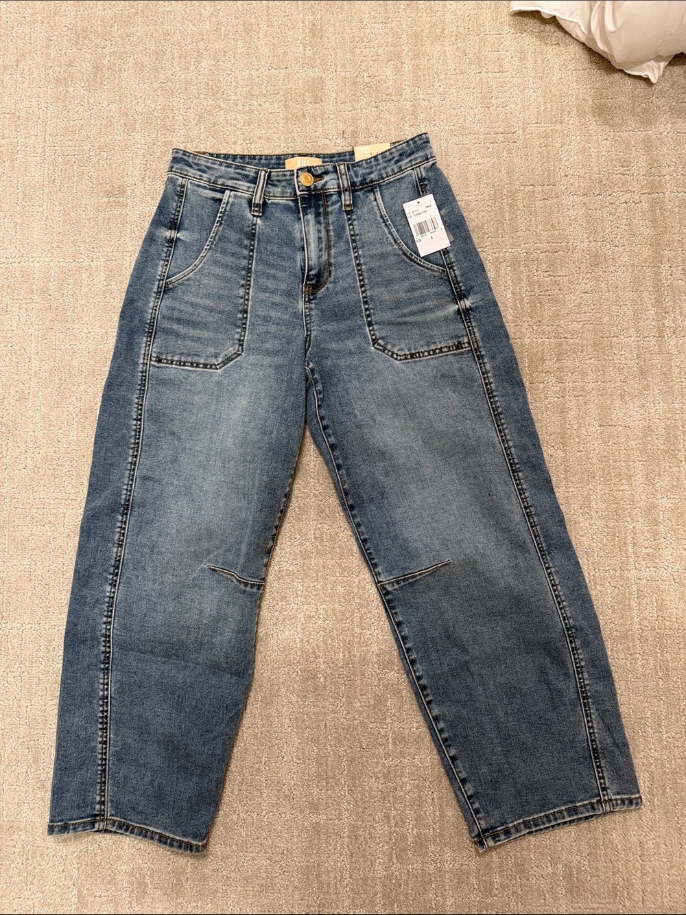 Women’s barrel Leg Jeans — NWT